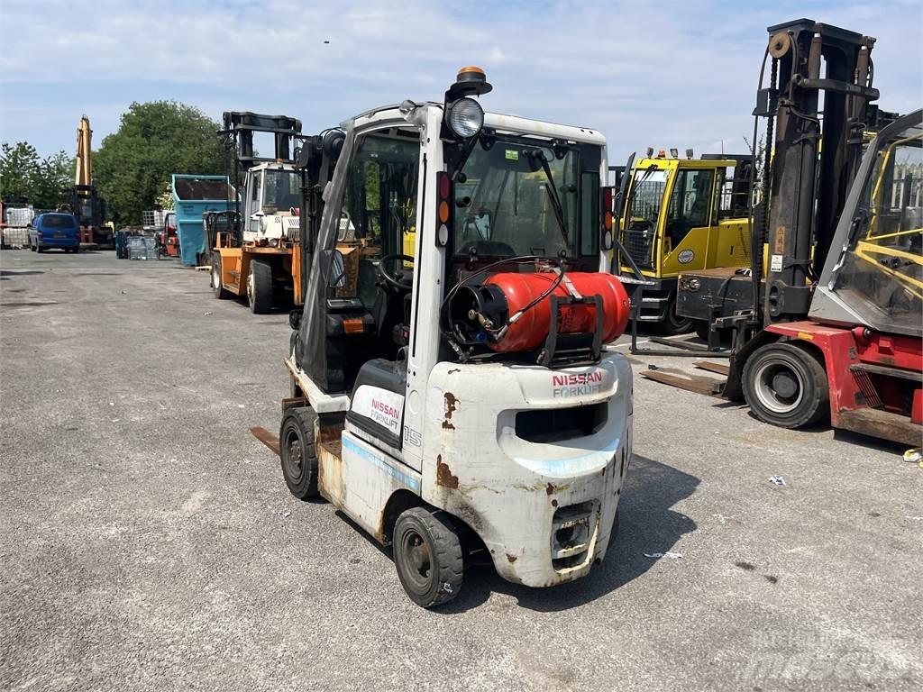 Nissan P1D1A15LQ Камиони с АГУ