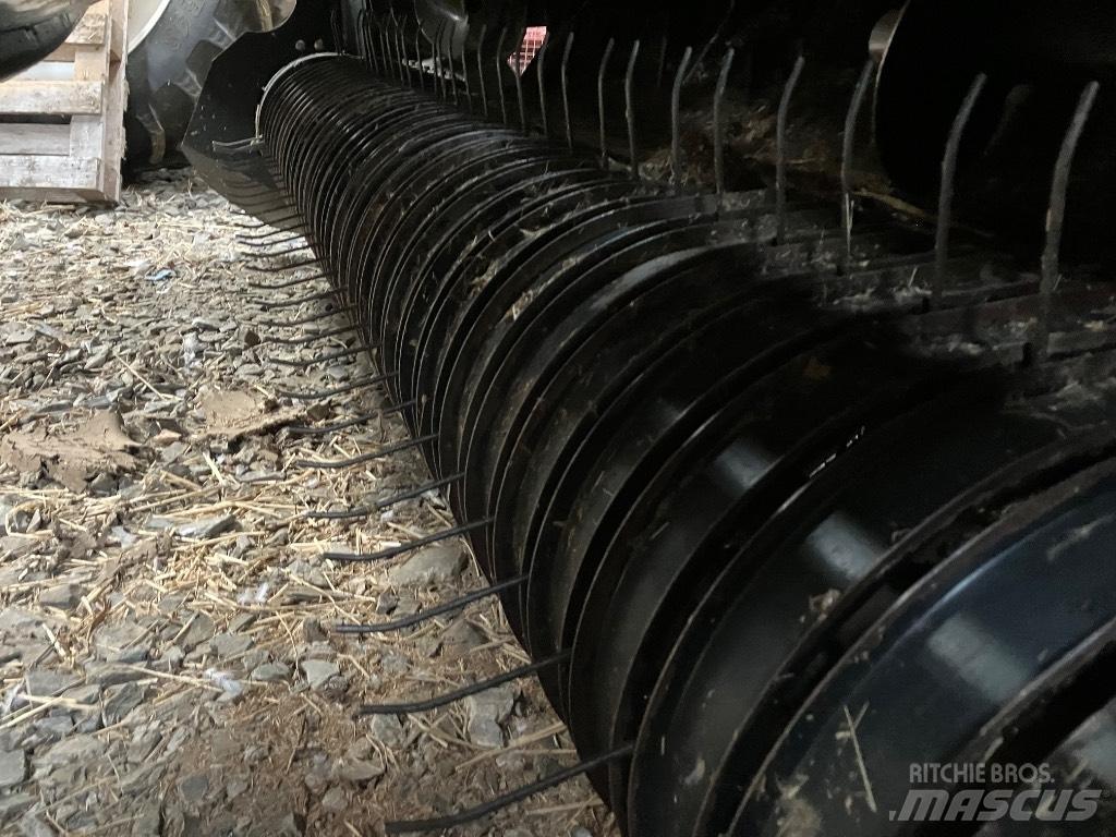 New Holland BR 7060 Сламопреси за кръгли бали
