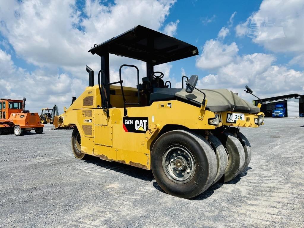 CAT CW 34 Пневматични гумени  ролки
