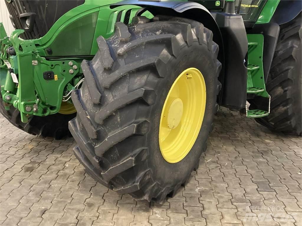 John Deere 6215R Трактори