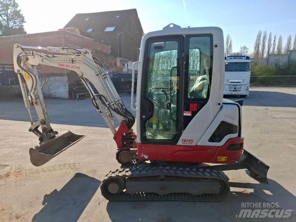 Takeuchi TB225LSA Мини екскаватори < 7 т