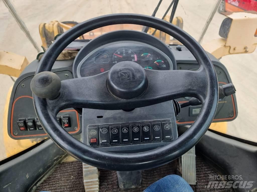 CAT CLG 824 Колесни товарачи
