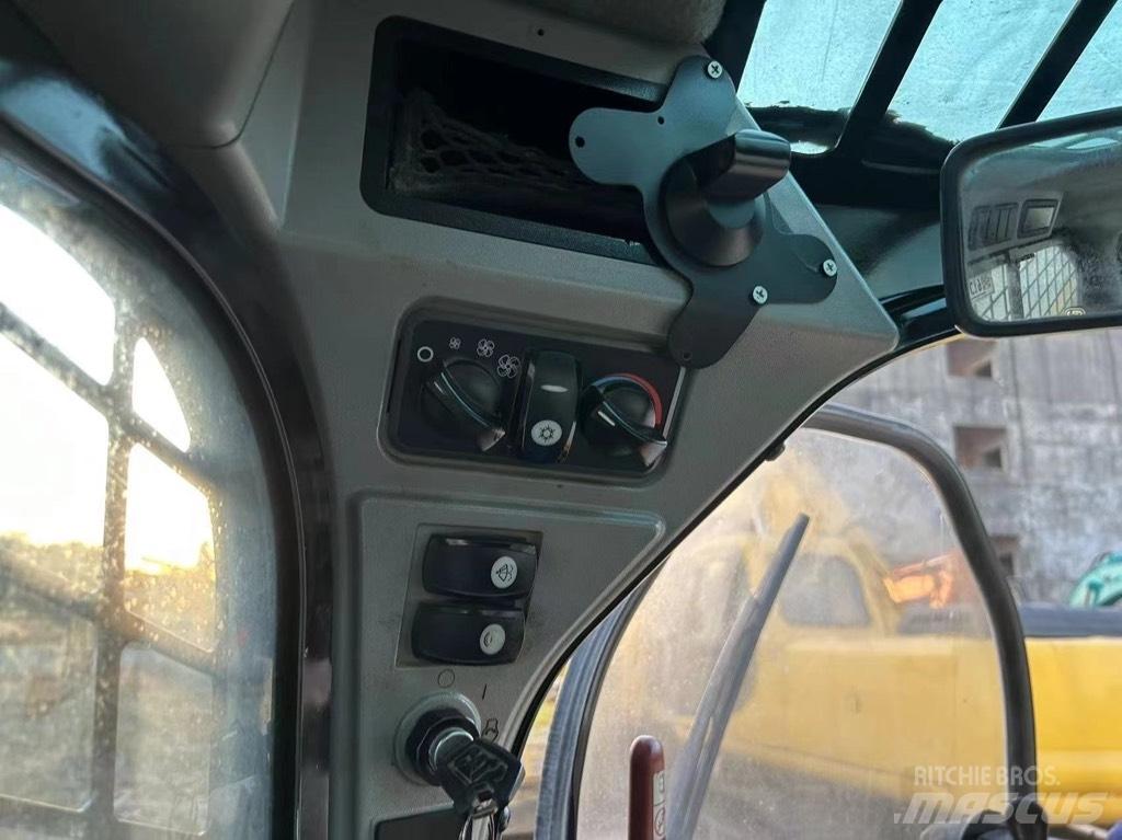 CAT 246 D Мини товарачи
