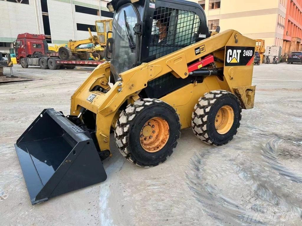 CAT 246 D Мини товарачи
