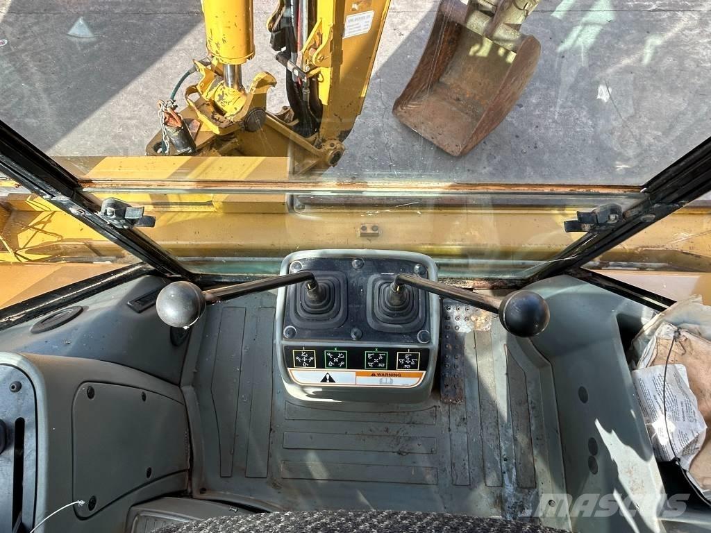 CAT 428 D Товарач със заден ексватор
