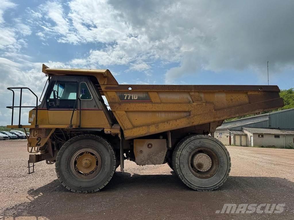 CAT 771D Странични самосвали