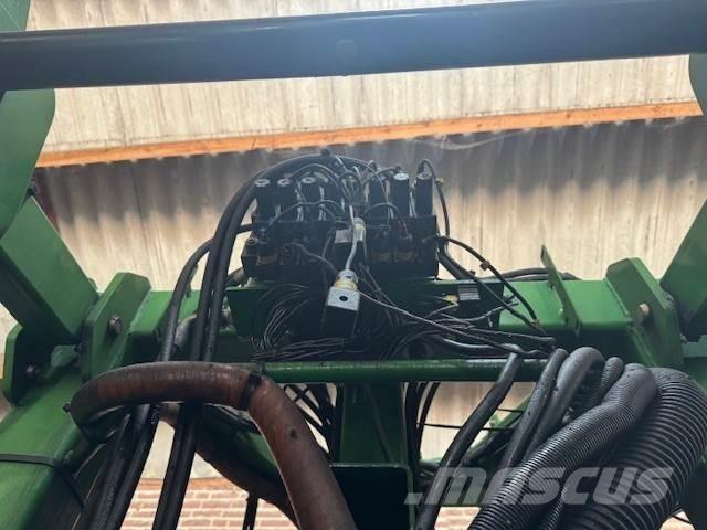 John Deere 832 Самоходни пръскачки
