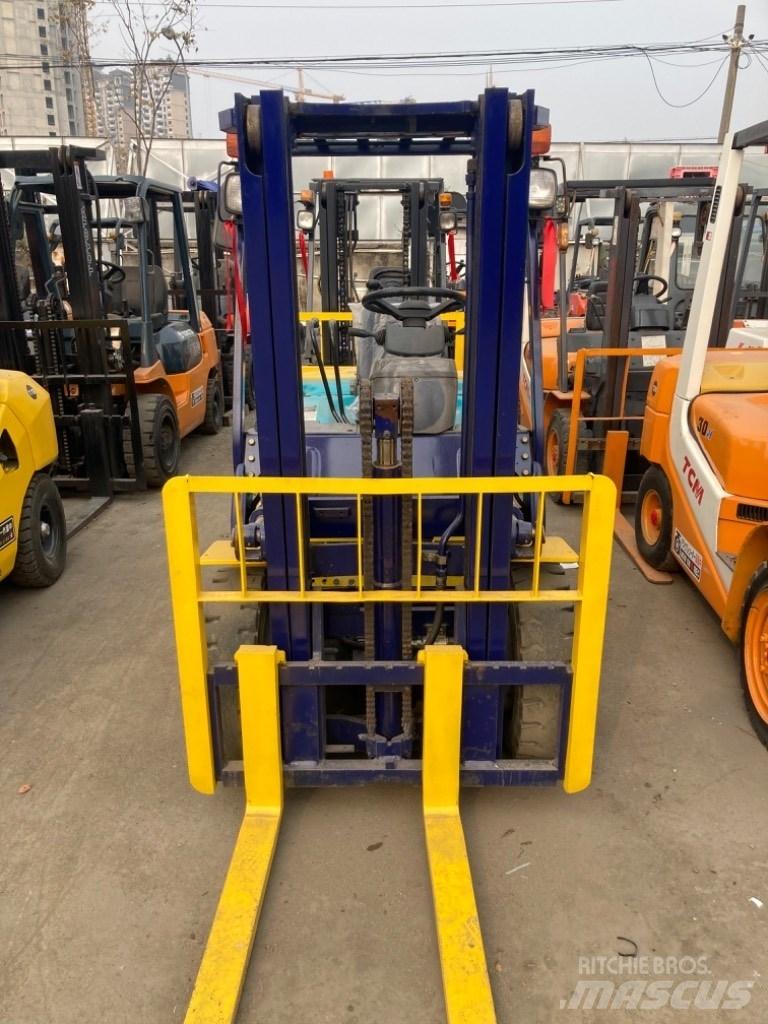 Komatsu FD25 Дизелови камиони