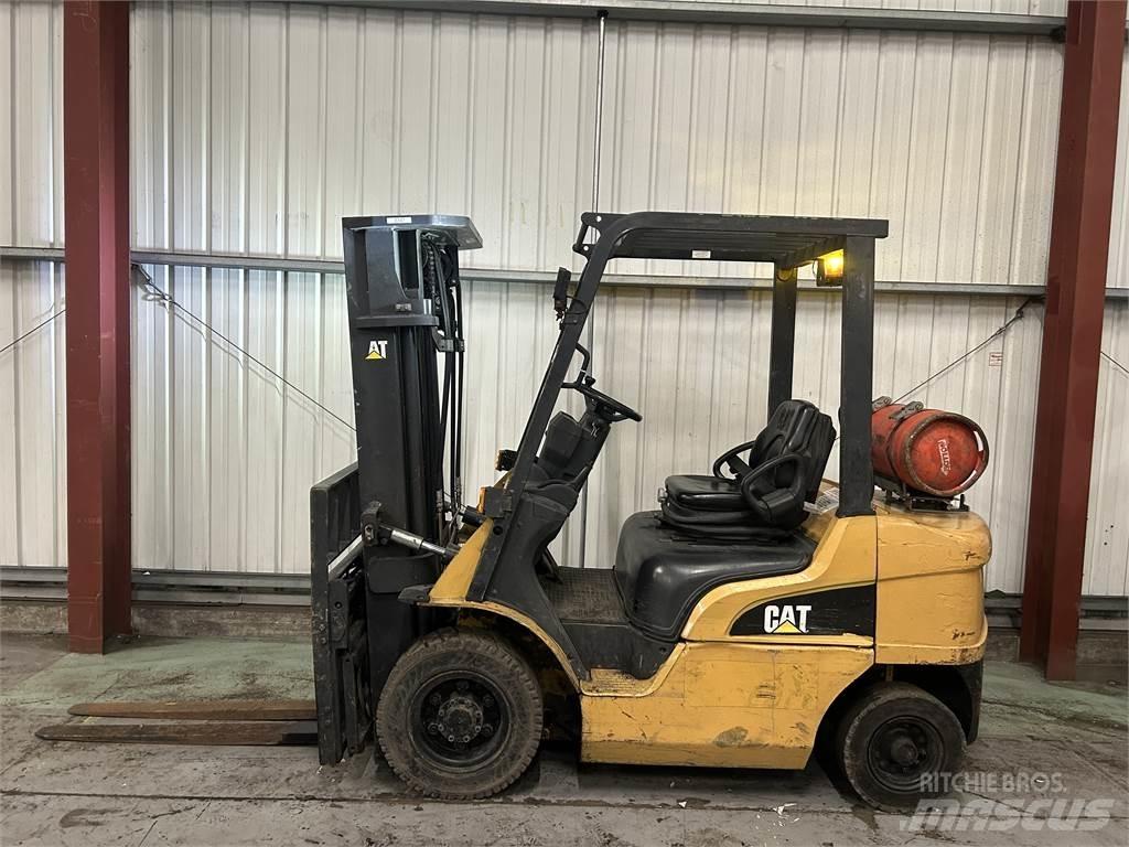 CAT GP25NT Камиони с АГУ