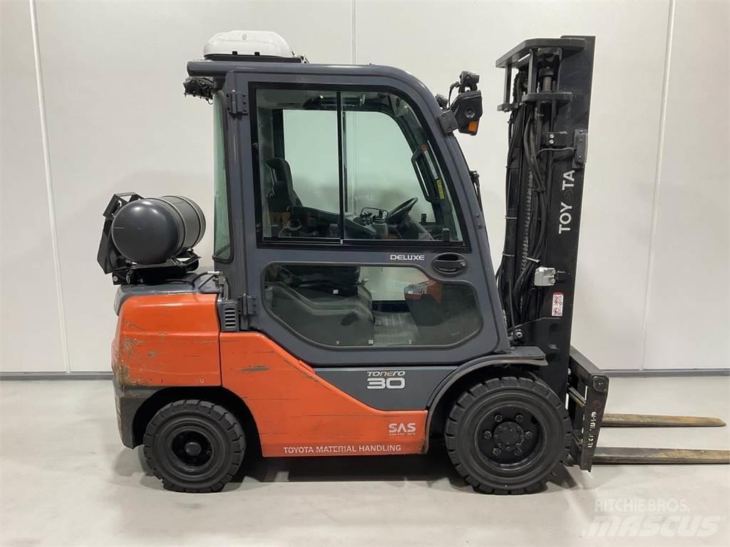 Toyota 02-8FGF30 Камиони с АГУ