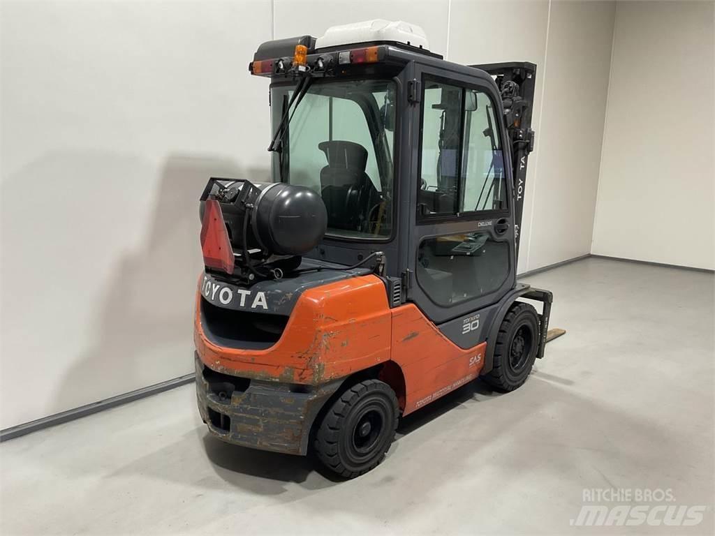 Toyota 02-8FGF30 Камиони с АГУ