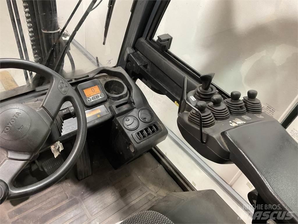 Toyota 02-8FGF30 Камиони с АГУ
