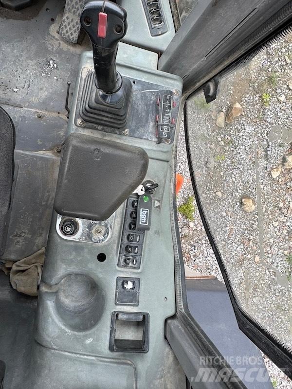 Hitachi LX 290 E Колесни товарачи