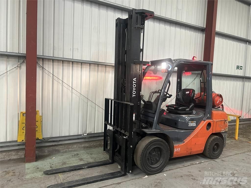 Toyota 02-8FGJF35 Камиони с АГУ