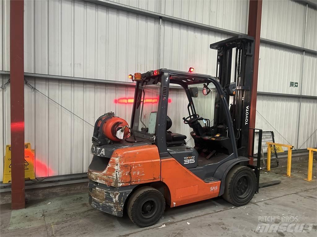 Toyota 02-8FGJF35 Камиони с АГУ