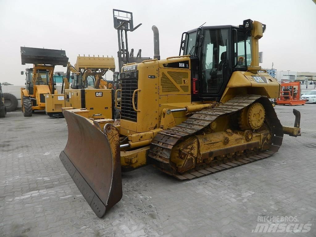 CAT D 6 N XL Верижни булдозери
