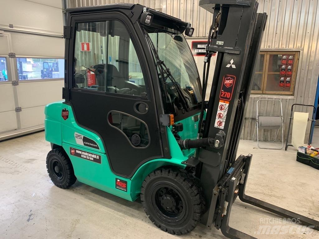 Mitsubishi FD25N3 Дизелови камиони