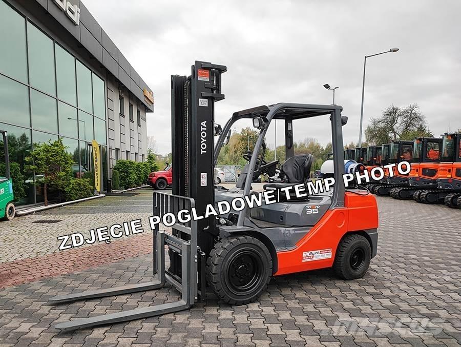 Toyota 02-8FGJF35 Камиони с АГУ