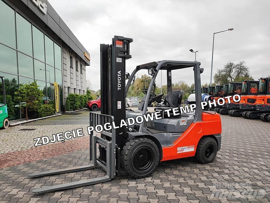 Toyota 02-8FGJF35 Камиони с АГУ