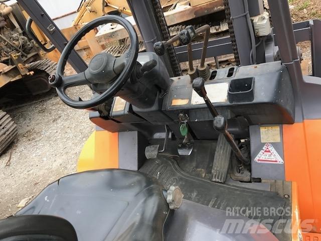 Toyota 7 FD 40 Дизелови камиони