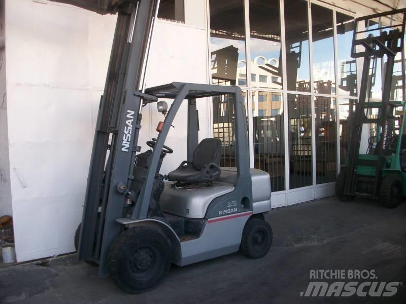 Nissan PL02A25 Камиони с АГУ