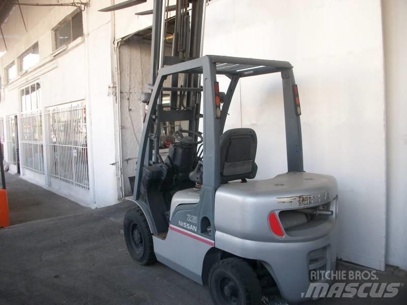 Nissan PL02A25 Камиони с АГУ