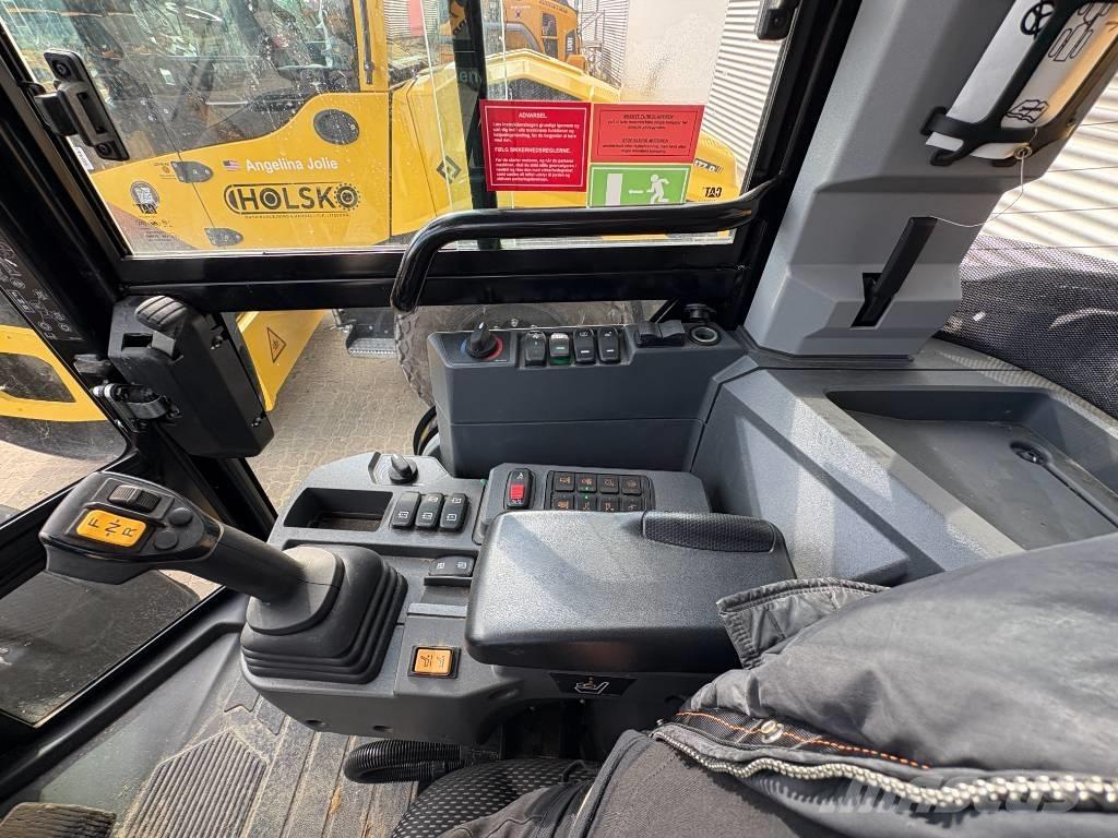 CAT 906 Колесни товарачи