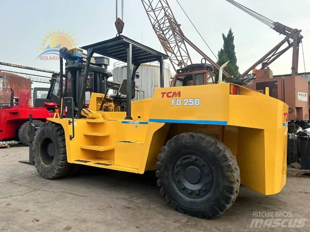 TCM FD 250 Дизелови камиони