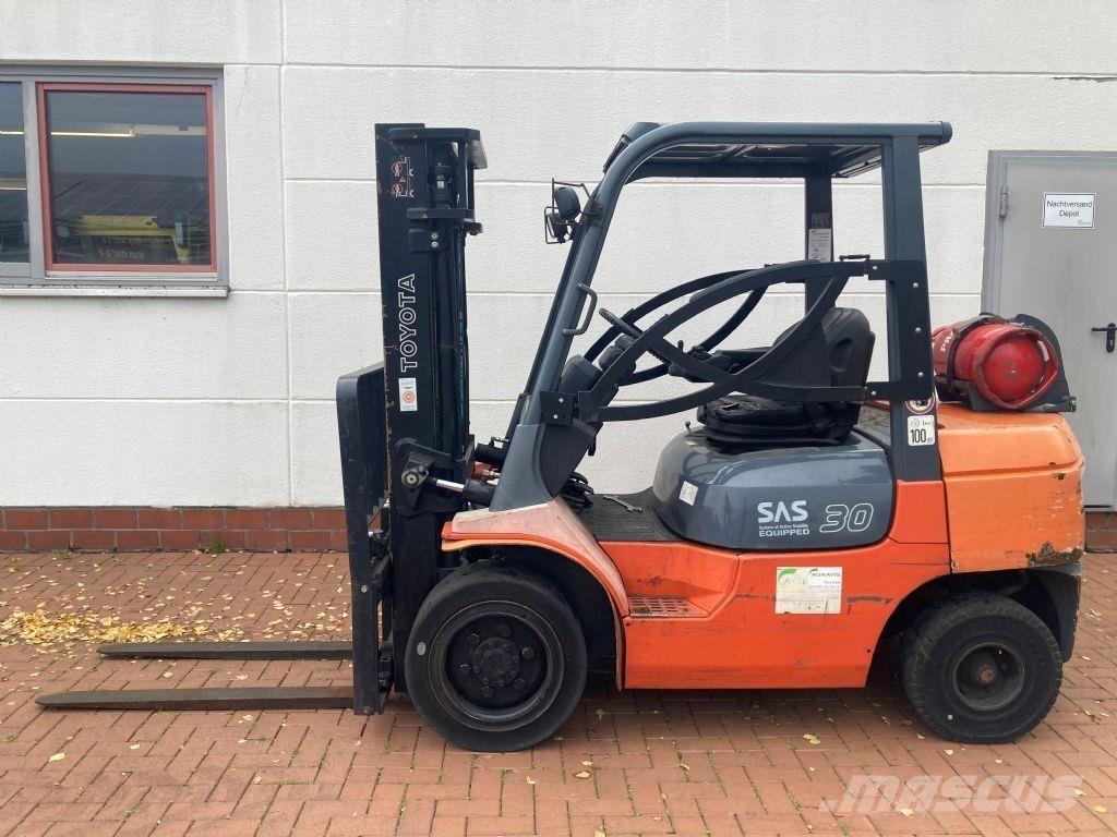 Toyota 02-7FGF30 Камиони с АГУ