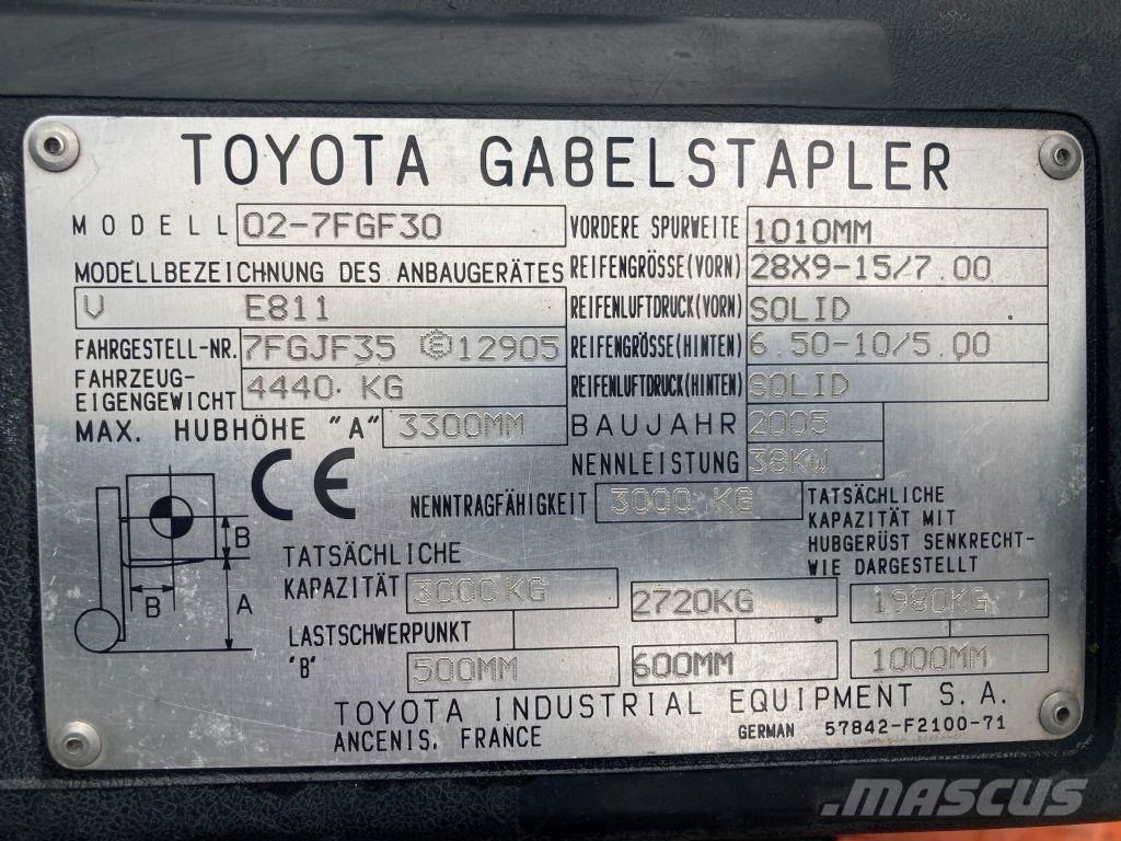 Toyota 02-7FGF30 Камиони с АГУ