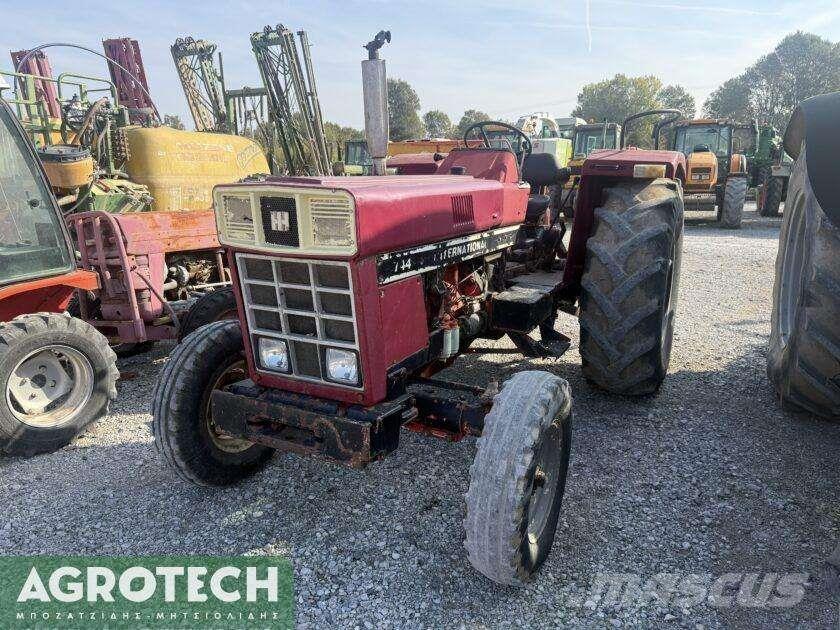 International 724 Трактори