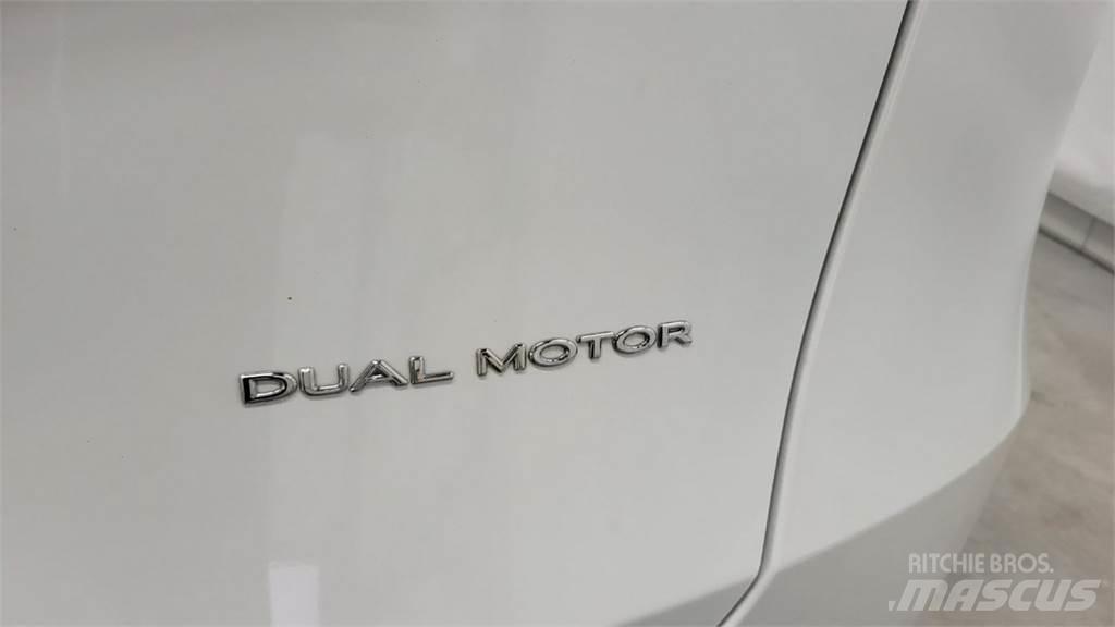 Tesla Y Коли