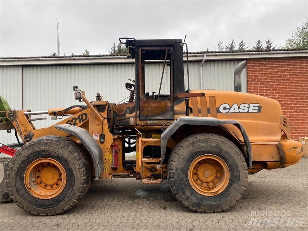 CASE 621D Колесни товарачи