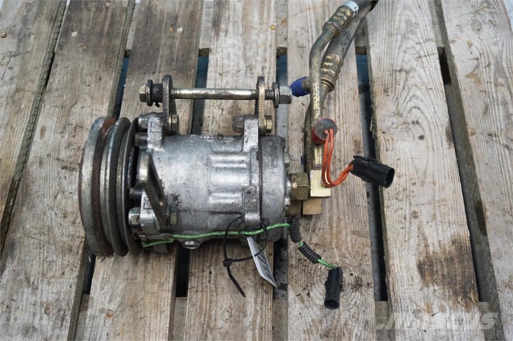 CASE 621D Кабина