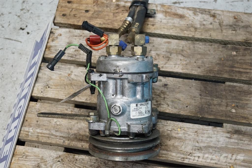 CASE 621D Кабина