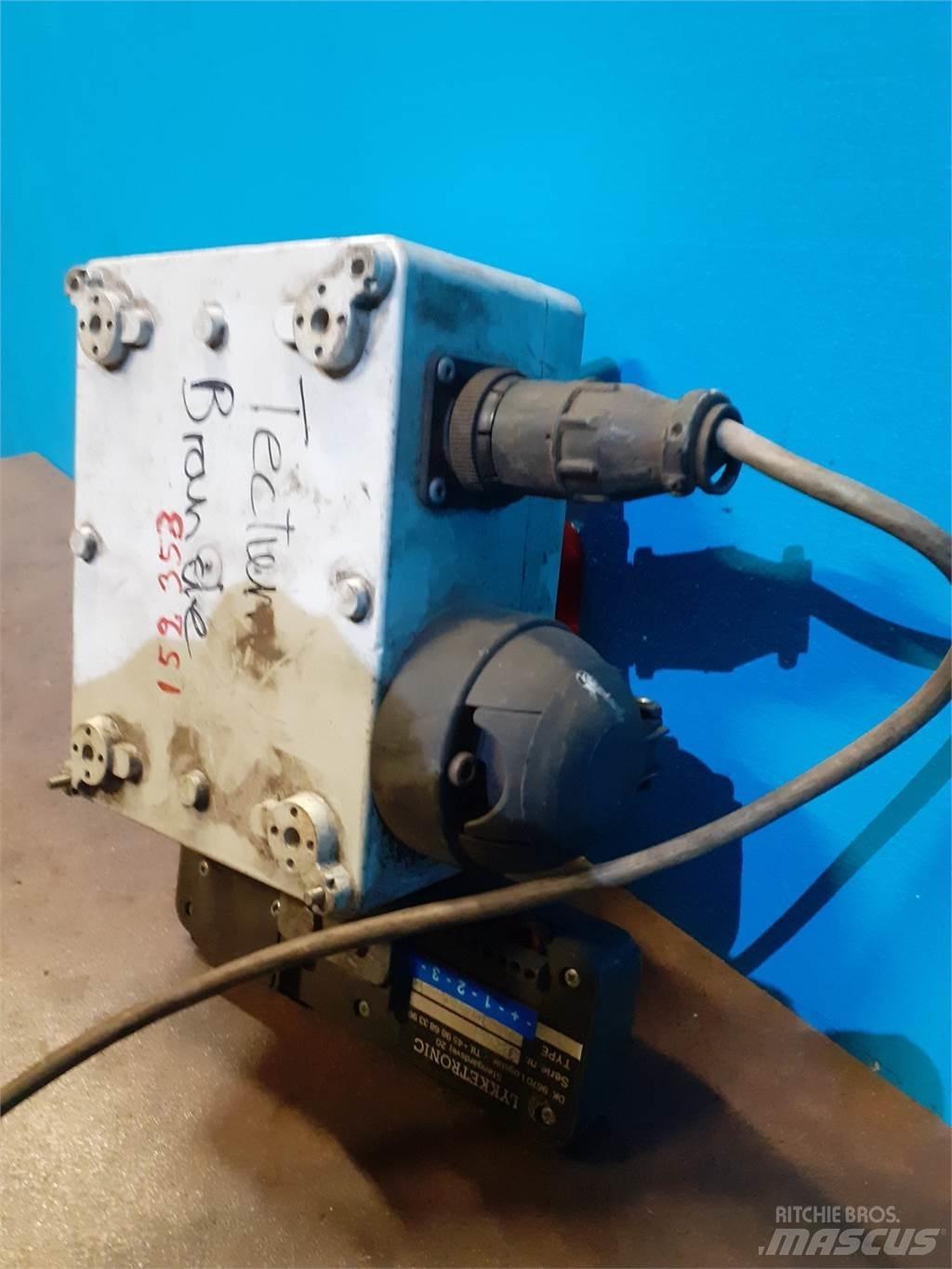 Hesston 4800 Електроники