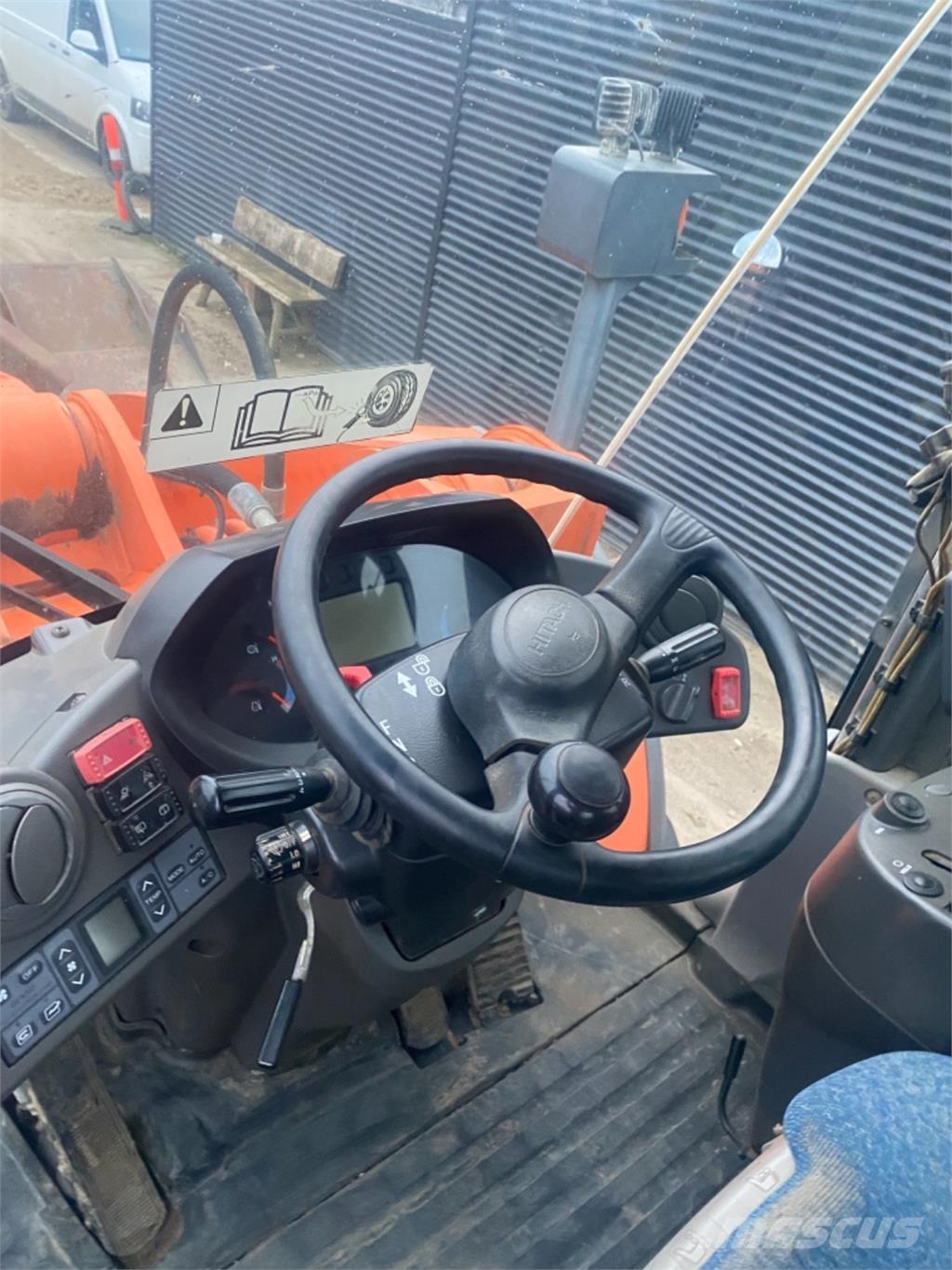 Hitachi ZW310 Колесни товарачи