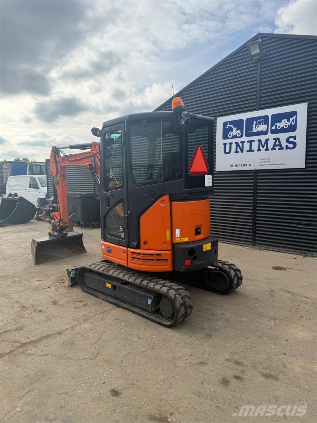 Hitachi ZX26U Мини екскаватори < 7 т