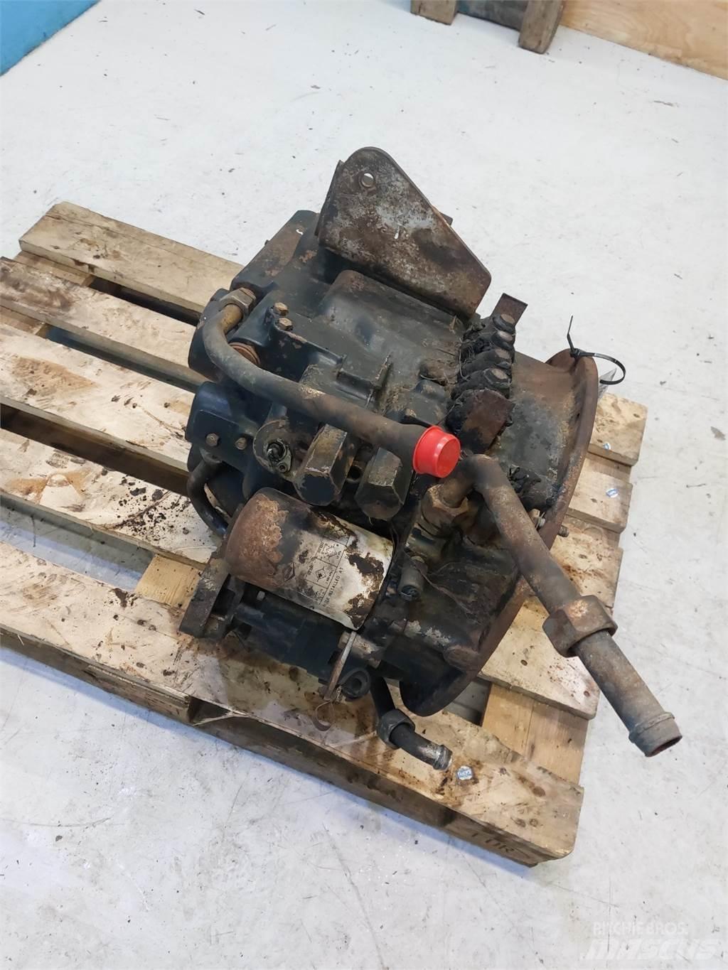 Hydrema 906C Предаване