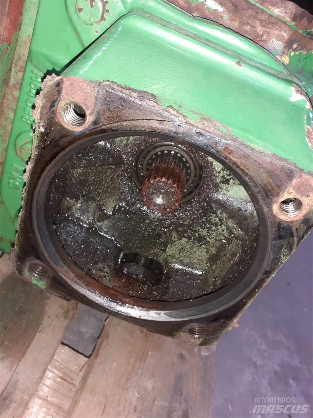John Deere 1075 Предаване