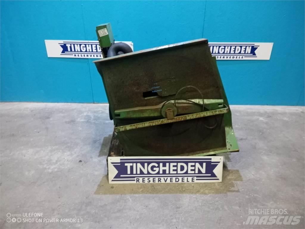 John Deere 1075 Кабина