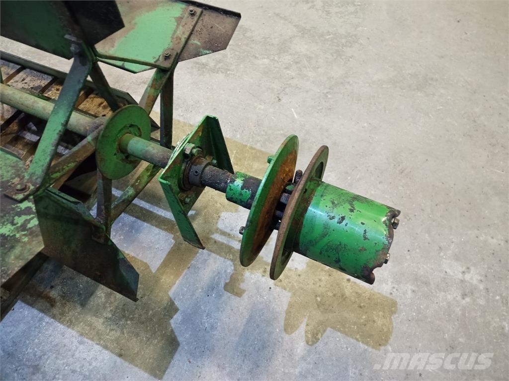 John Deere 1085 Разстилачки на пясък и сол