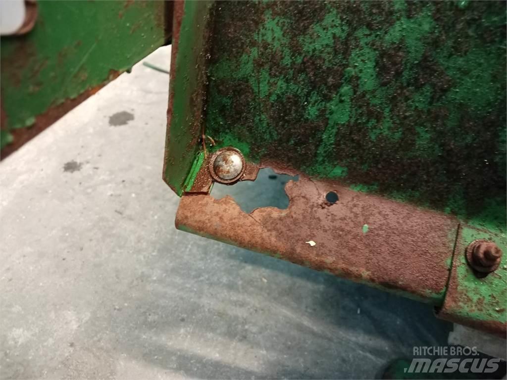 John Deere 1085 Разстилачки на пясък и сол