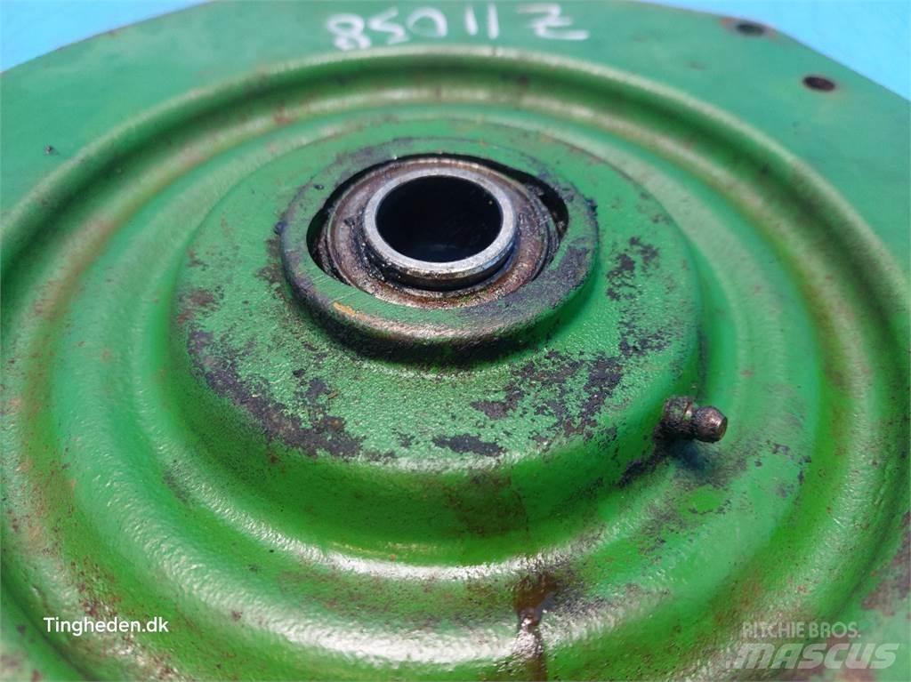 John Deere 1085 Разстилачки на пясък и сол