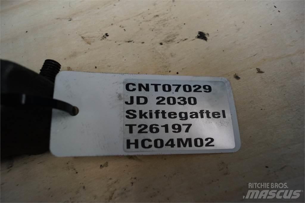 John Deere 2030 Предаване