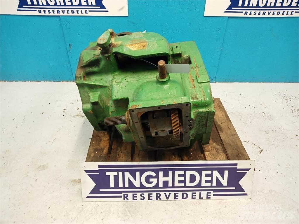 John Deere 2040 Предаване
