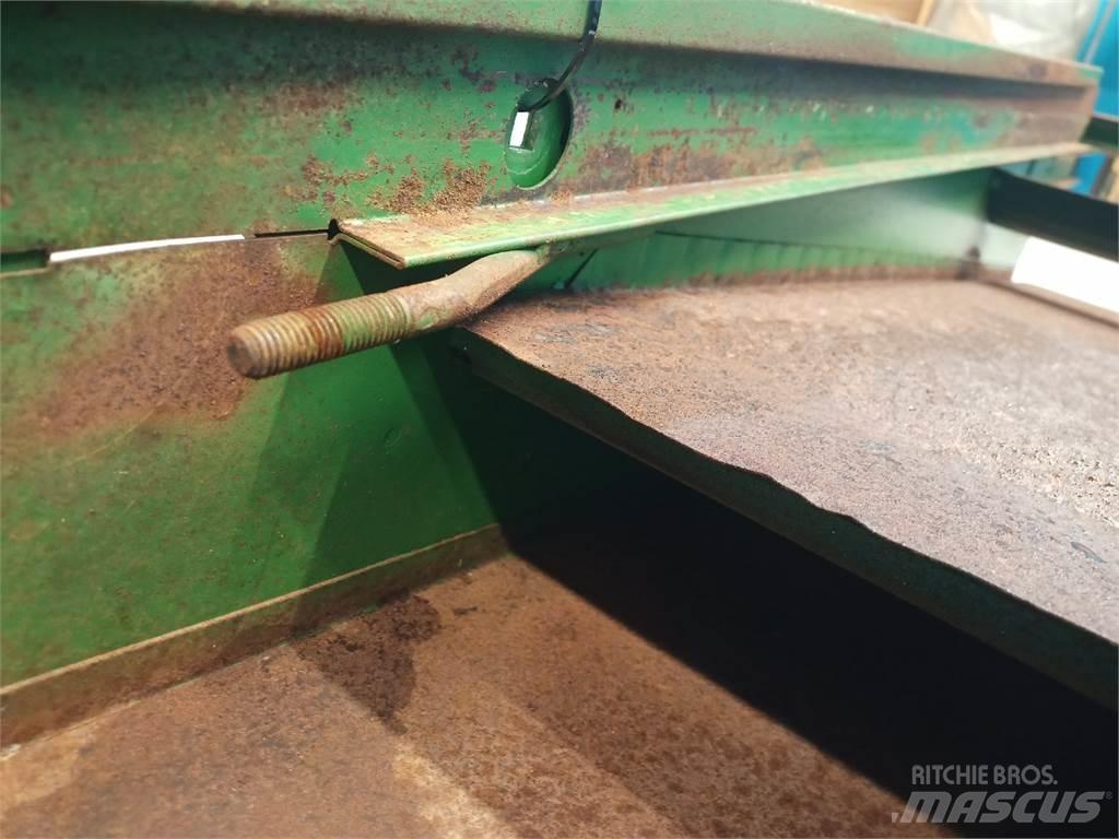 John Deere 2054 Разстилачки на пясък и сол