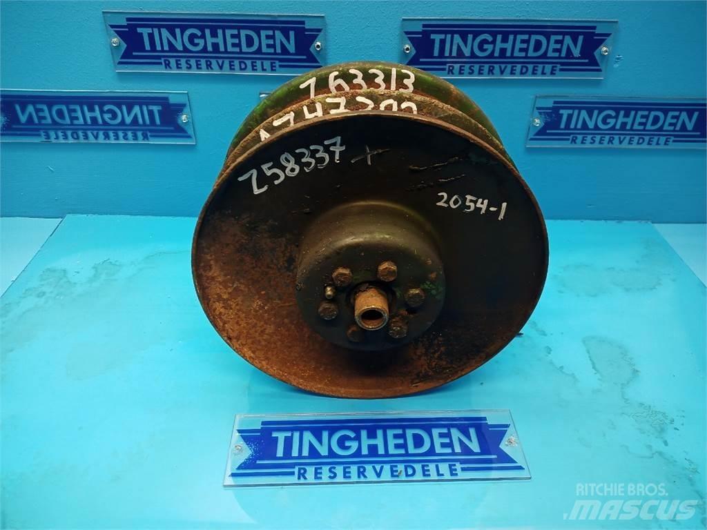 John Deere 2054 Разстилачки на пясък и сол