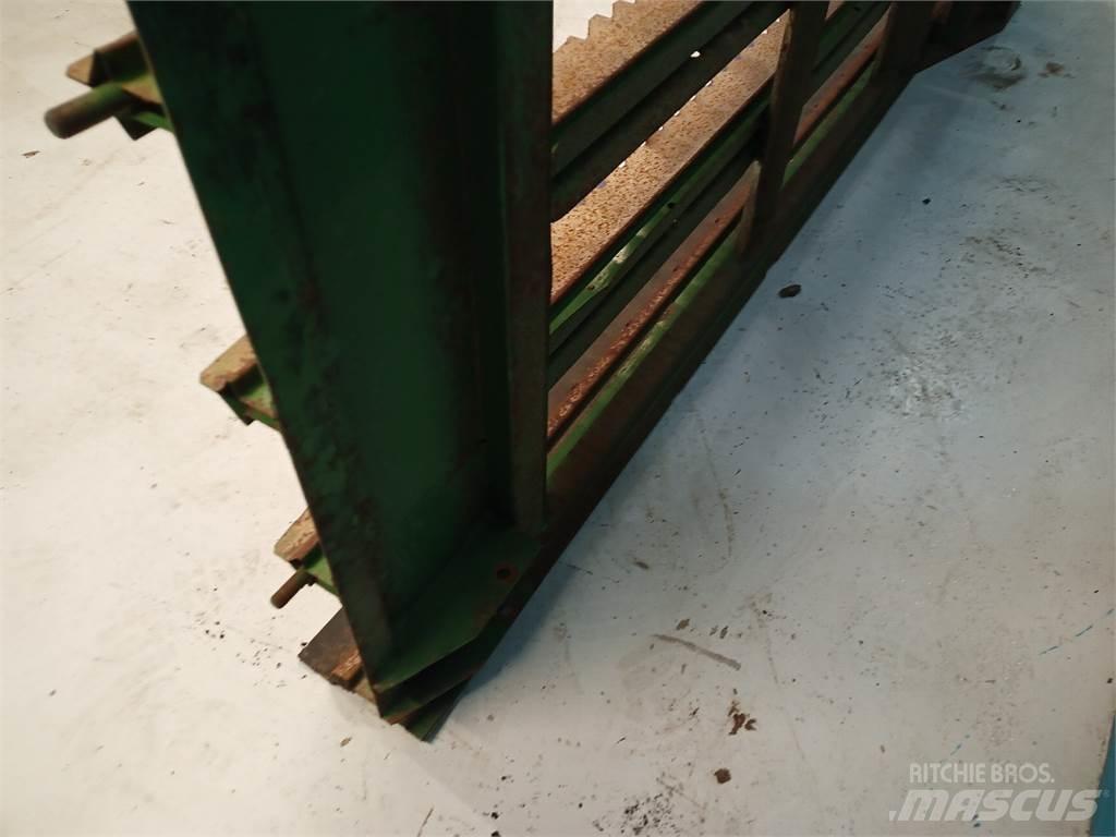 John Deere 2054 Разстилачки на пясък и сол