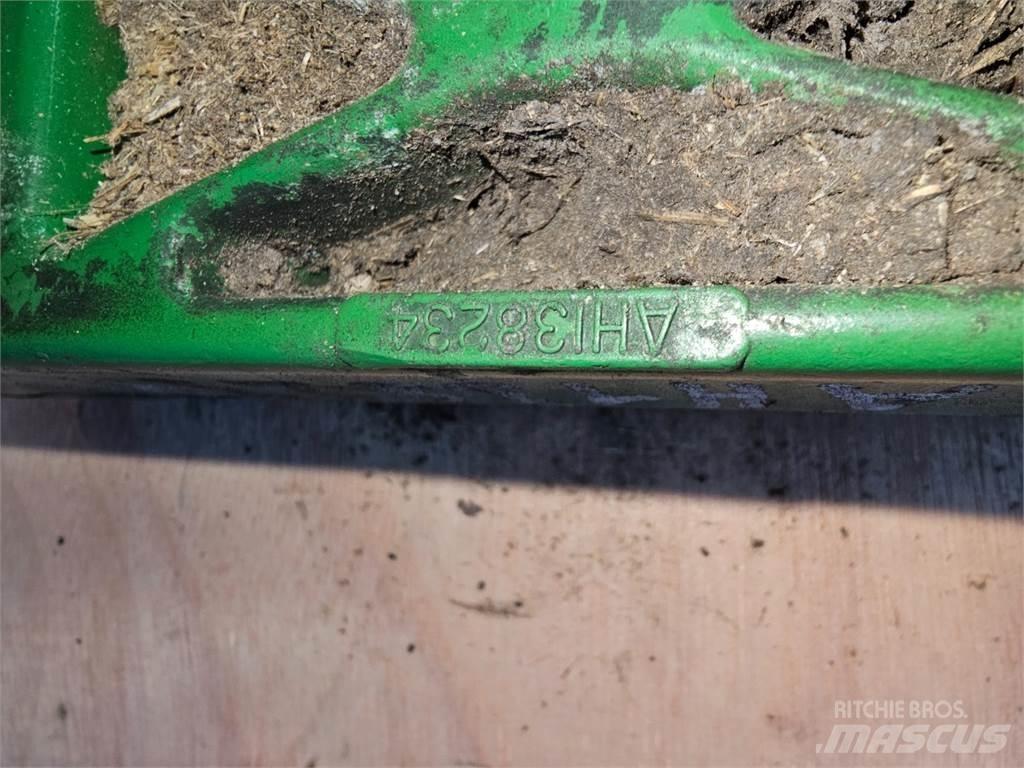John Deere 2054 Разстилачки на пясък и сол
